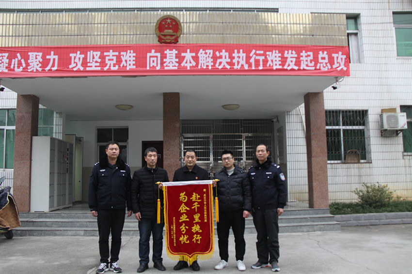 當事人和徐法官合影.JPG