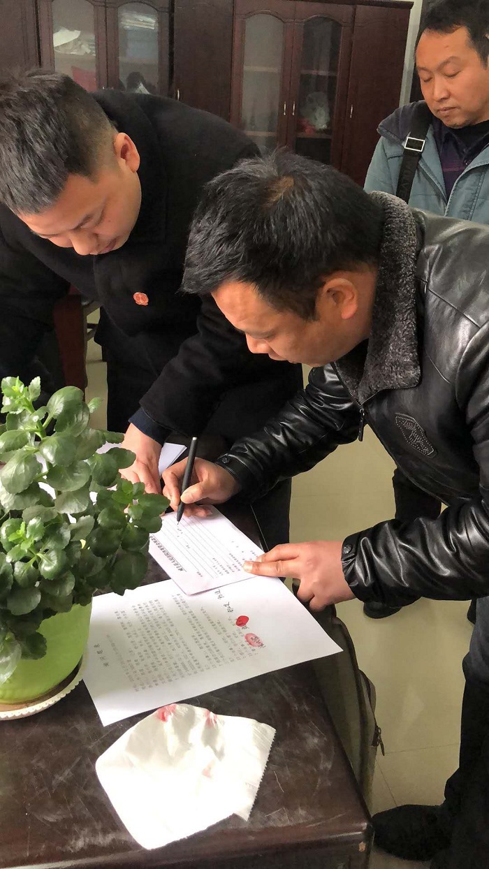 咸豐法院為13名農(nóng)民工討薪30余萬元 (2).jpg