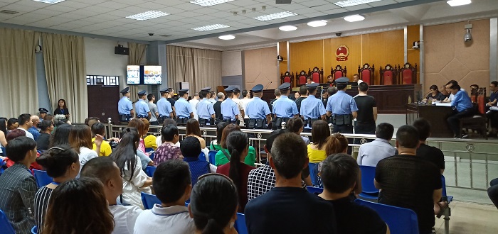 恩施市法院開庭審理21人涉惡案.jpg