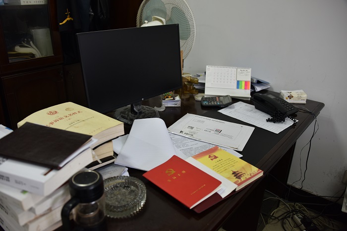 蘇軼法官生前的辦公桌 (2).JPG