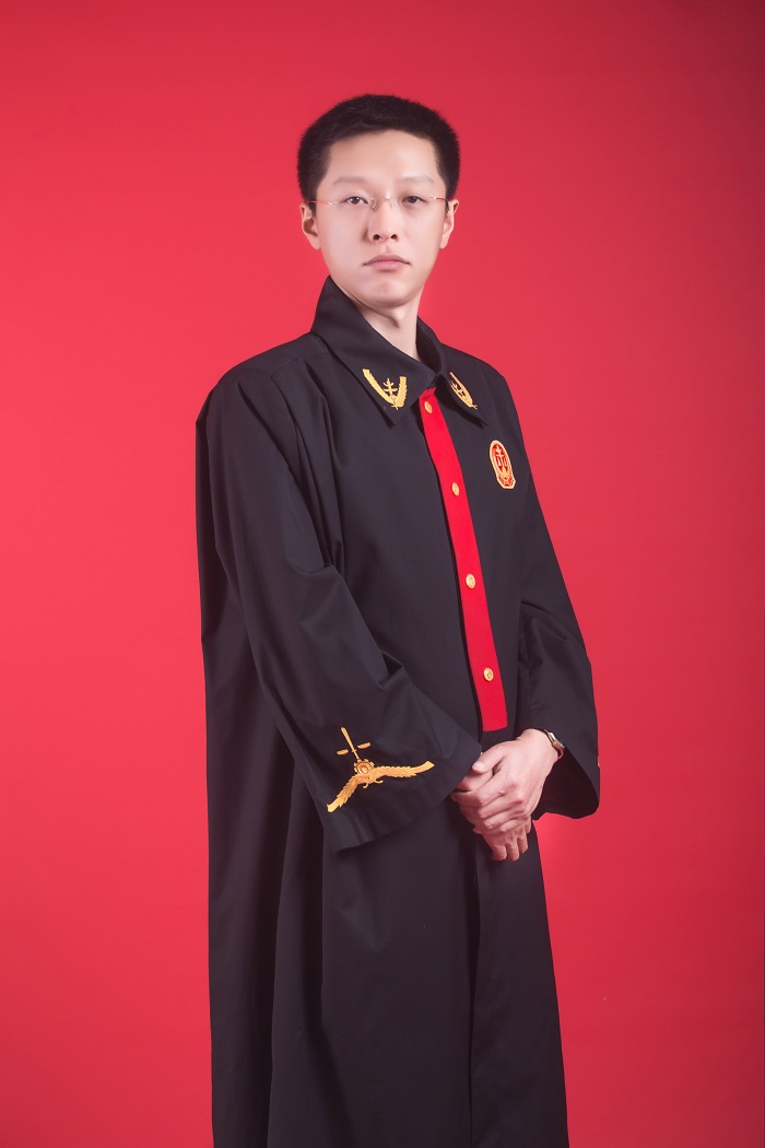 身戴法徽、身穿法袍的蘇軼法官 (1).JPG