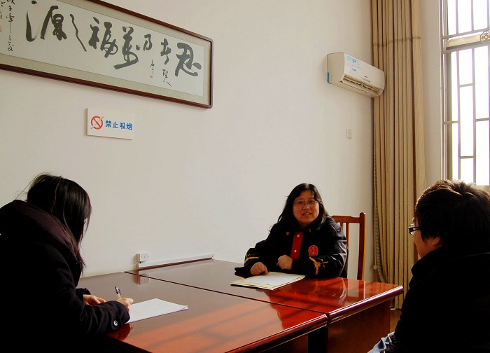 王玲向刑事附帶民事訴訟原告作調(diào)解工作.jpg